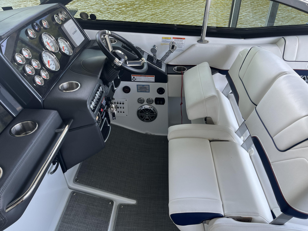 Formula 330 Bow Rider