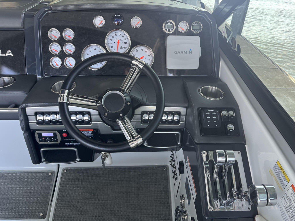 Formula 330 Bow Rider