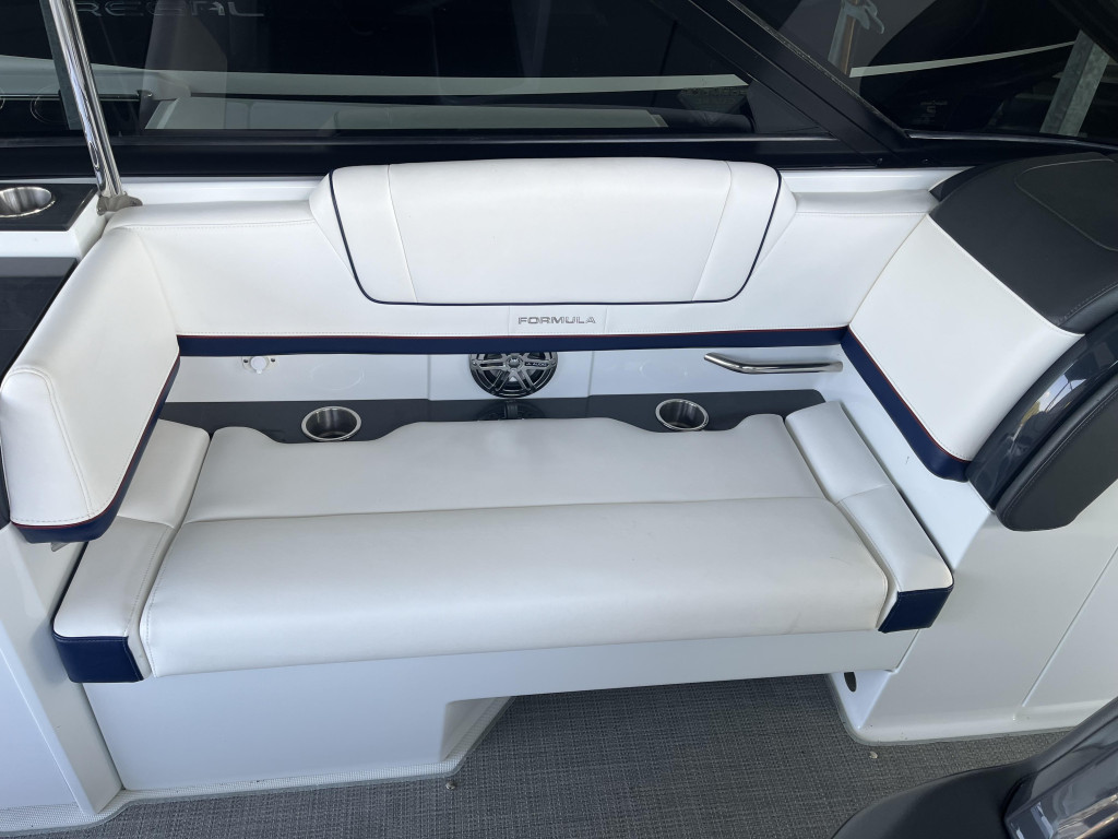 Formula 330 Bow Rider