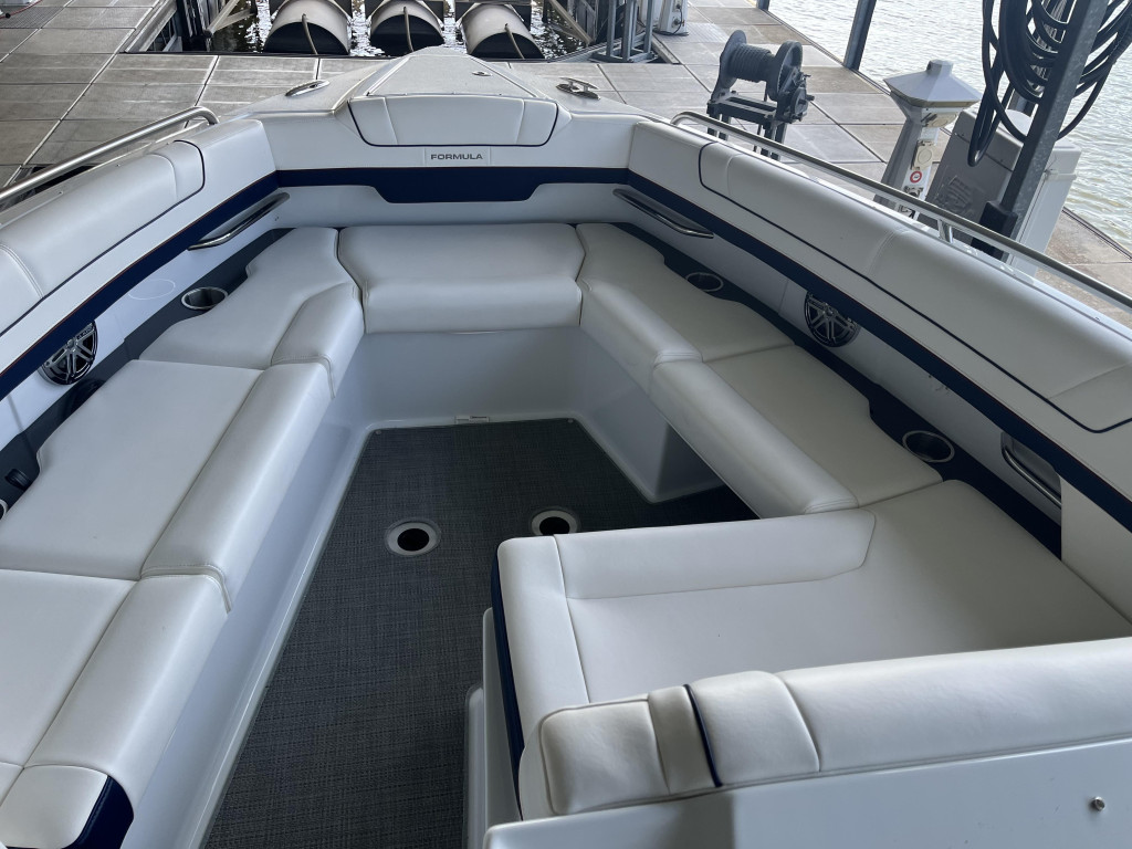 Formula 330 Bow Rider