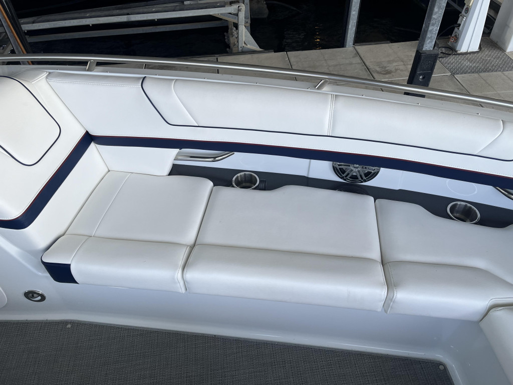 Formula 330 Bow Rider