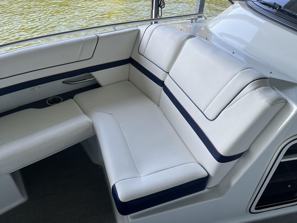 Formula 330 Bow Rider