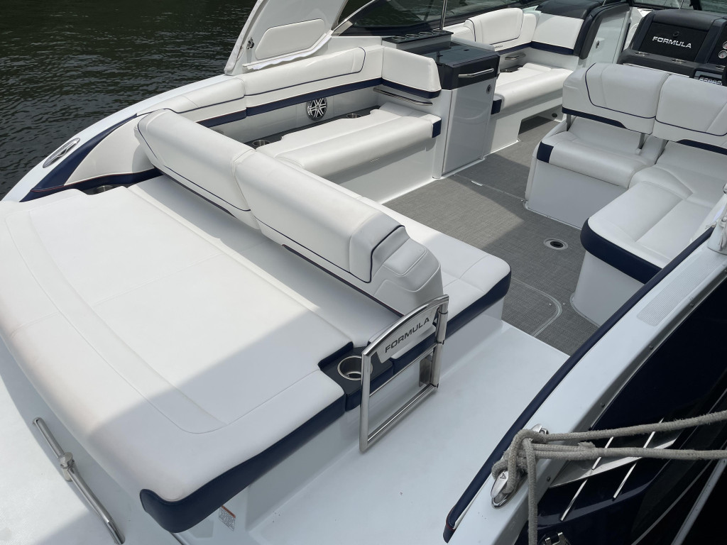 Formula 330 Bow Rider