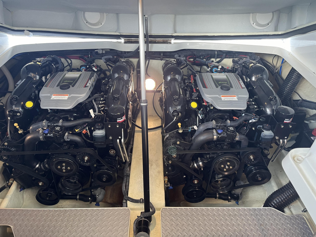 Formula 330 Bow Rider