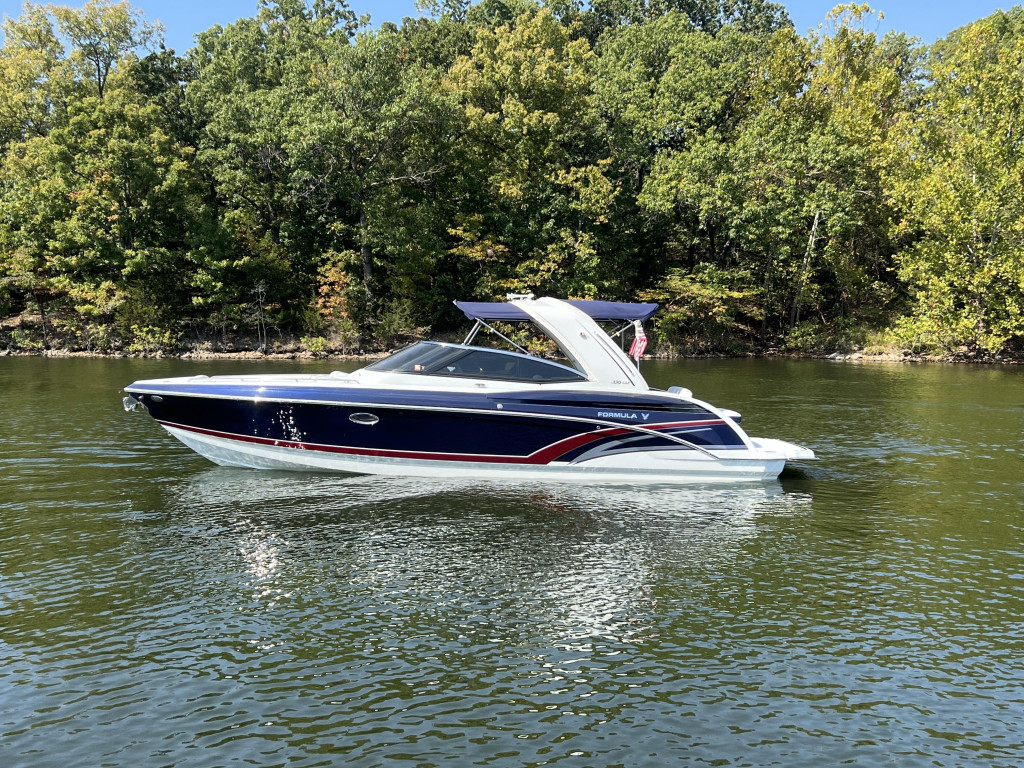 Formula 330 Bow Rider