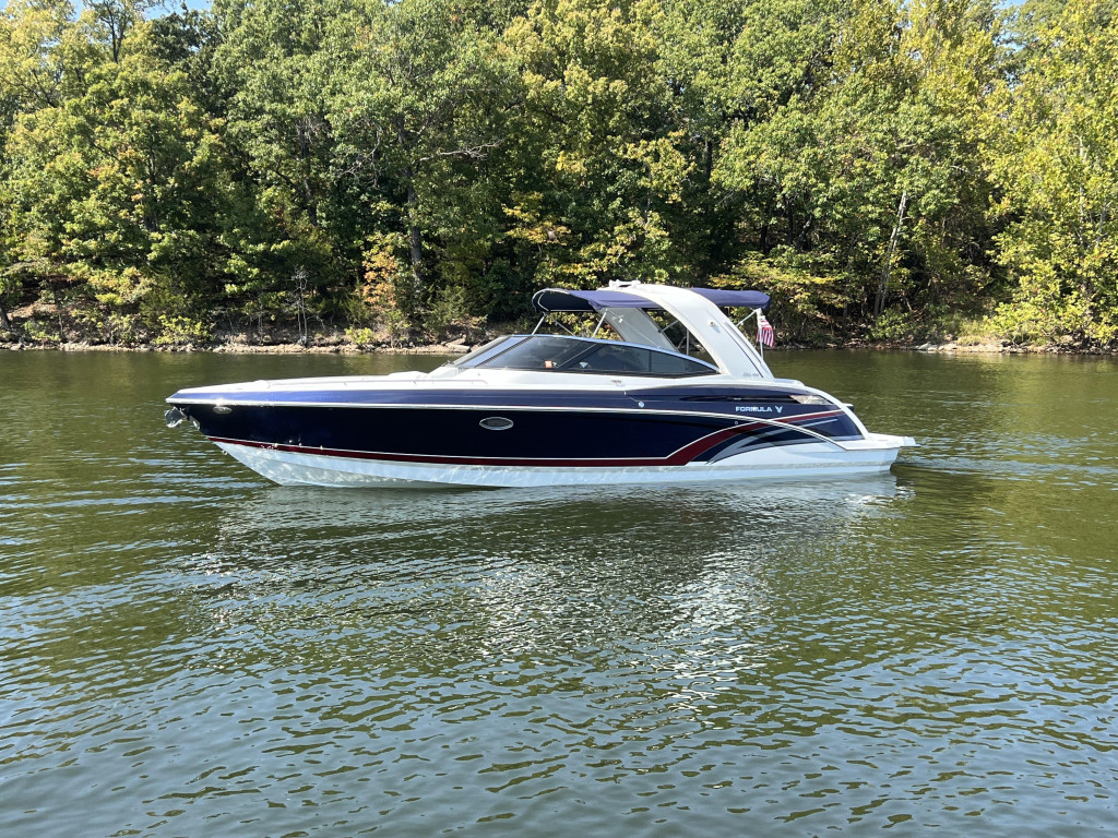 Formula 330 Bow Rider