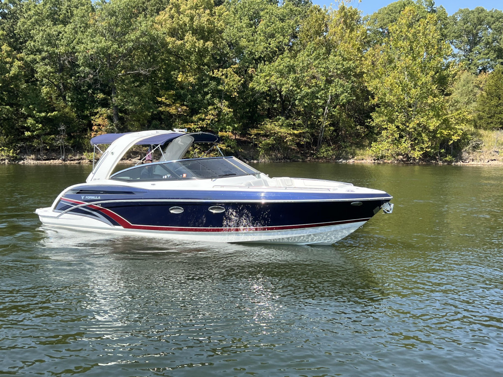 Formula 330 Bow Rider