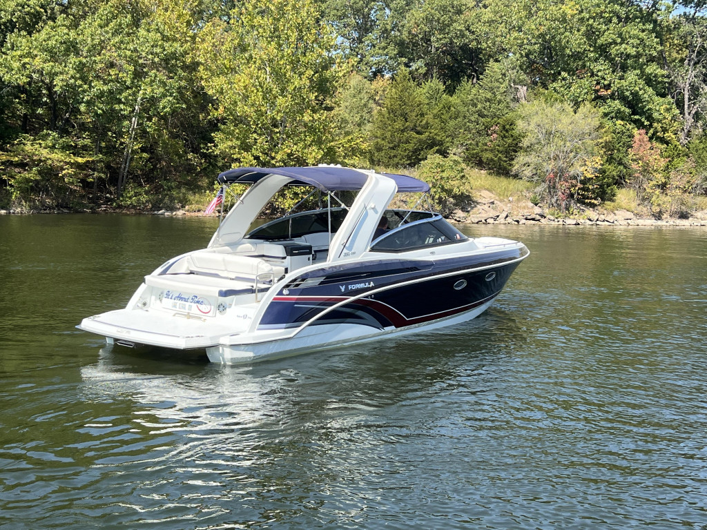 Formula 330 Bow Rider