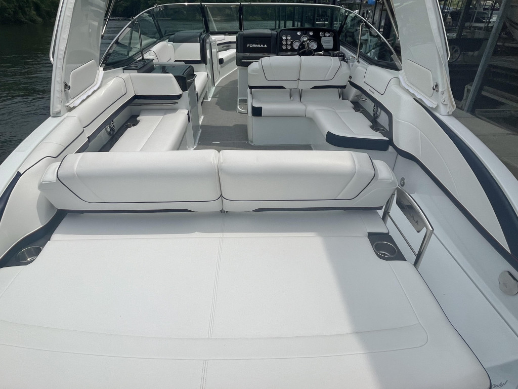 Formula 330 Bow Rider