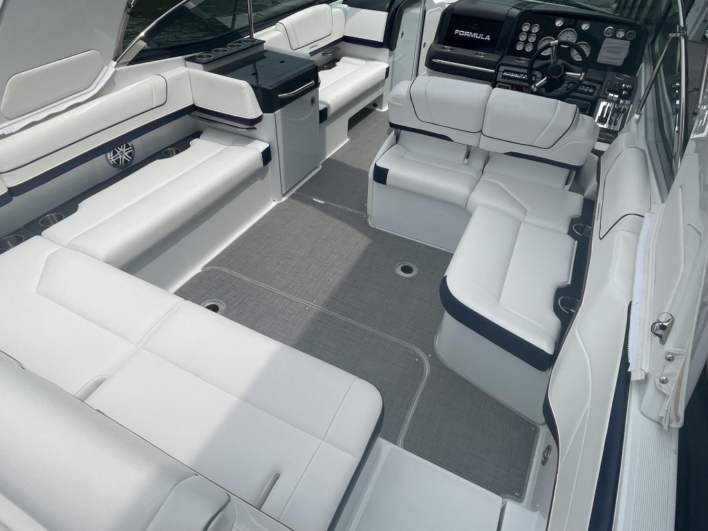 Formula 330 Bow Rider