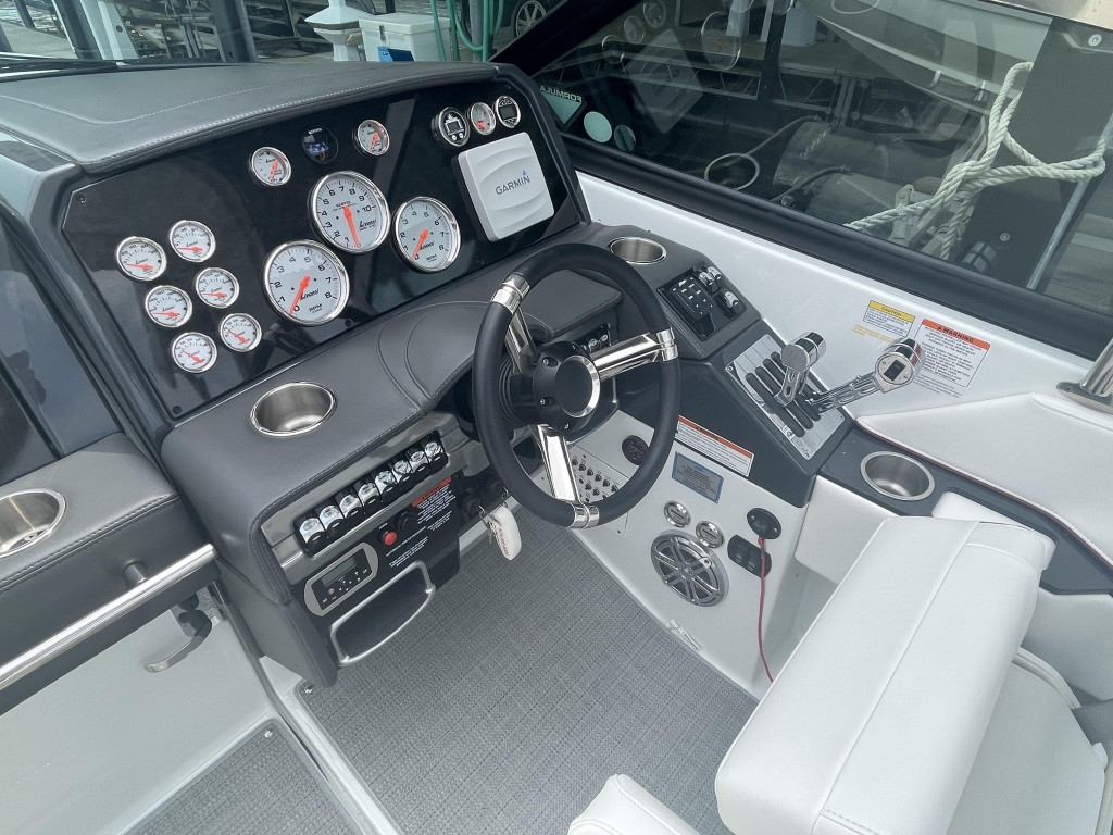 Formula 330 Bow Rider