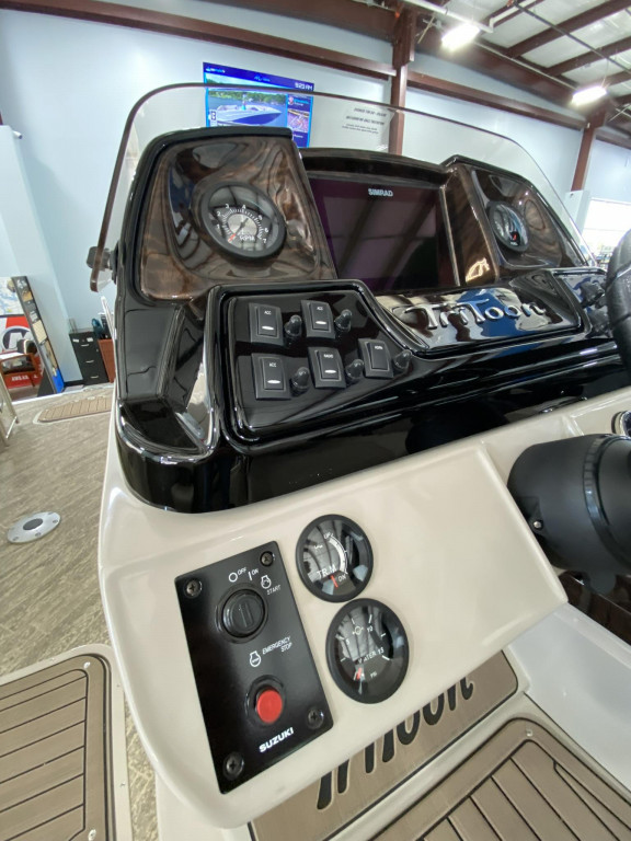 JC Tritoon Neptoon 23TT Sport w Suzuki 250HP