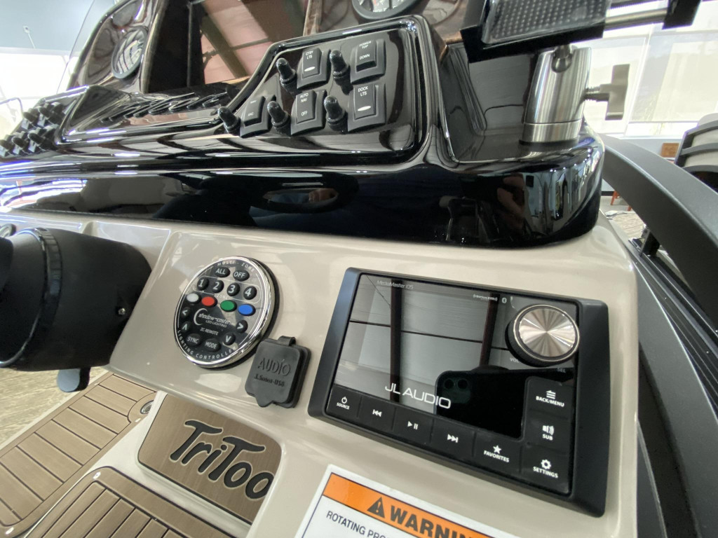 JC Tritoon Neptoon 23TT Sport w Suzuki 250HP