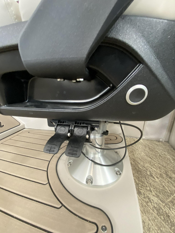 JC Tritoon Neptoon 23TT Sport w Suzuki 250HP