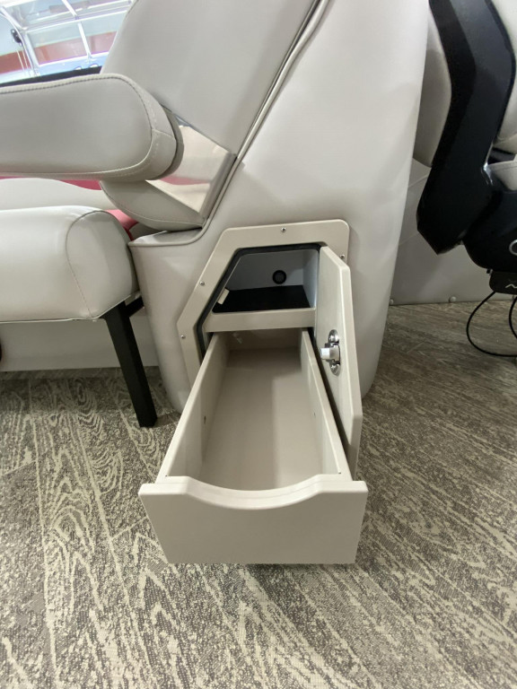 JC Tritoon Neptoon 23TT Sport w Suzuki 250HP