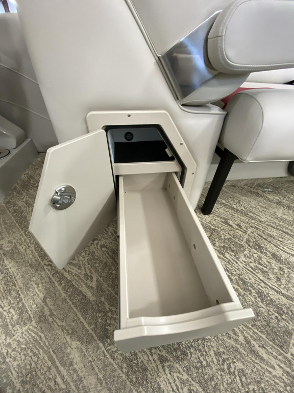 JC Tritoon Neptoon 23TT Sport w Suzuki 250HP