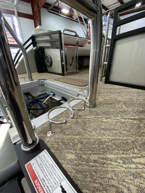 JC Tritoon Neptoon 23TT Sport w Suzuki 250HP