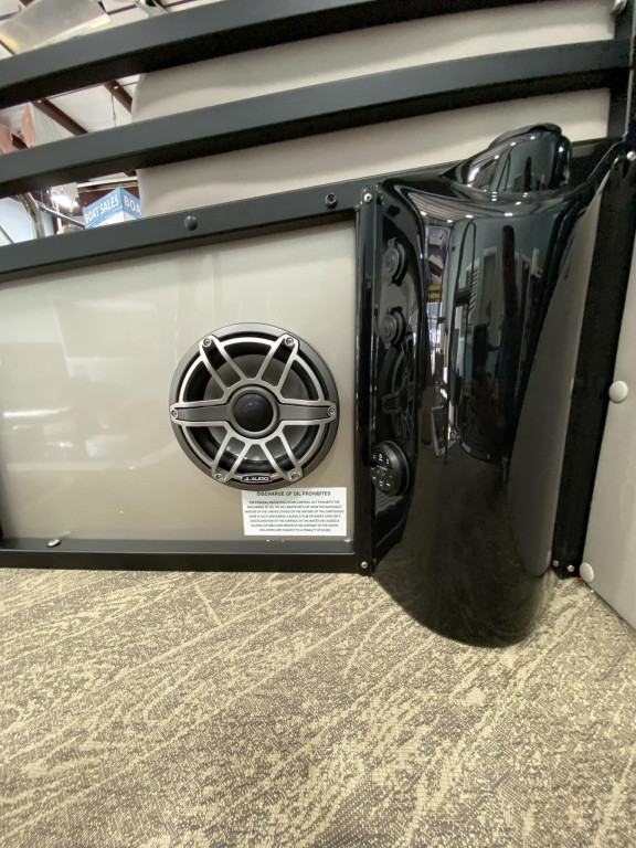 JC Tritoon Neptoon 23TT Sport w Suzuki 250HP