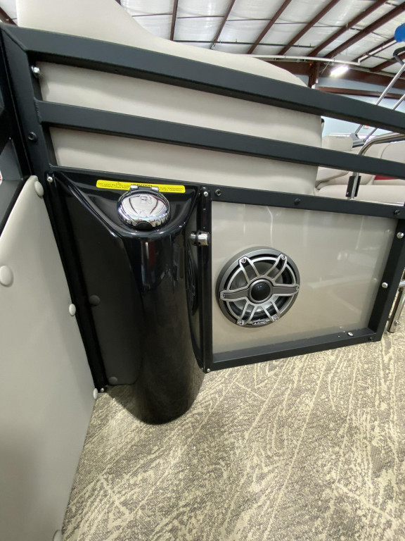 JC Tritoon Neptoon 23TT Sport w Suzuki 250HP