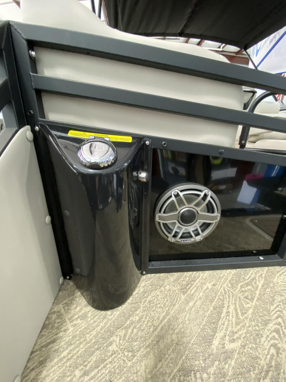 JC Tritoon Neptoon 23TT Sport w Suzuki 250HP