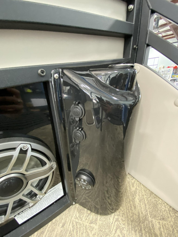 JC Tritoon Neptoon 23TT Sport w Suzuki 250HP