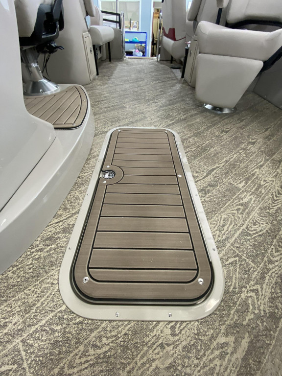 JC Tritoon Neptoon 23TT Sport w Suzuki 250HP