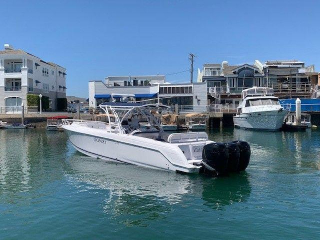 Donzi 38 ZFX CUDDY