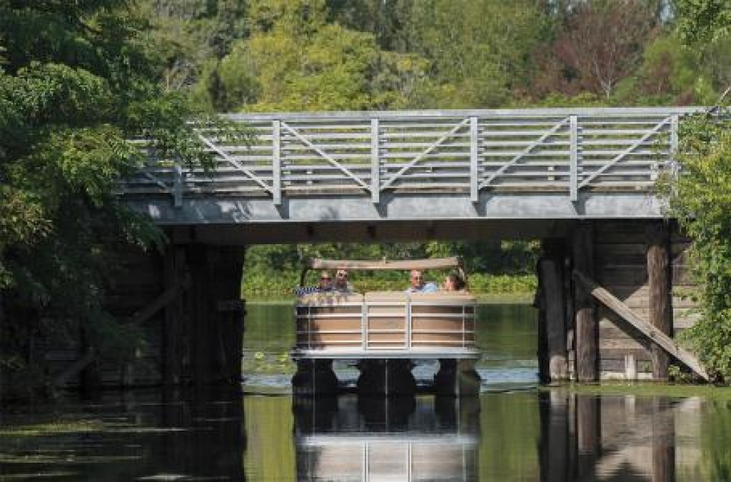 Bennington 25 RSR Tri