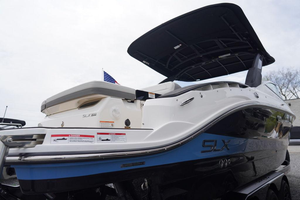 Sea Ray SLX