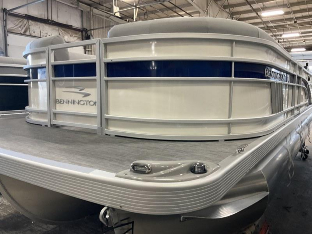 Bennington 24 LSR Tri