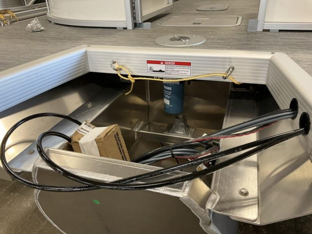 Bennington 24 LSR Tri