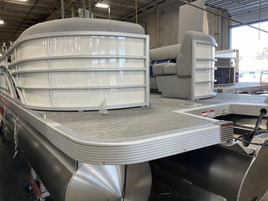 Bennington 24 LSR Tri