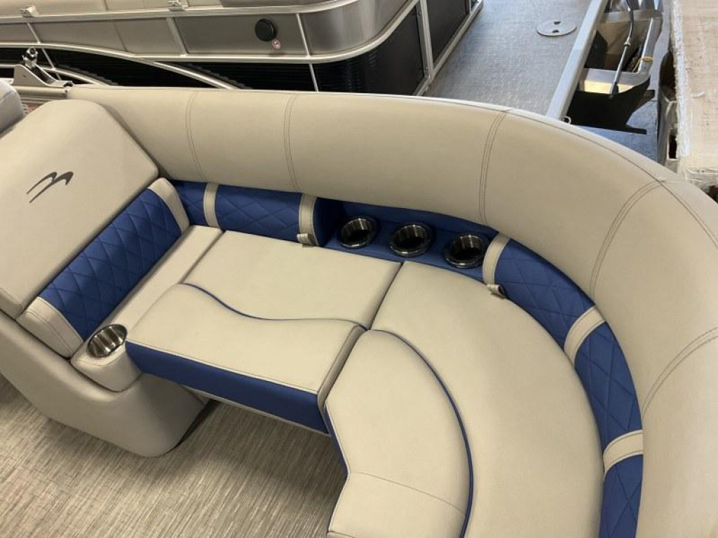 Bennington 24 LSR Tri