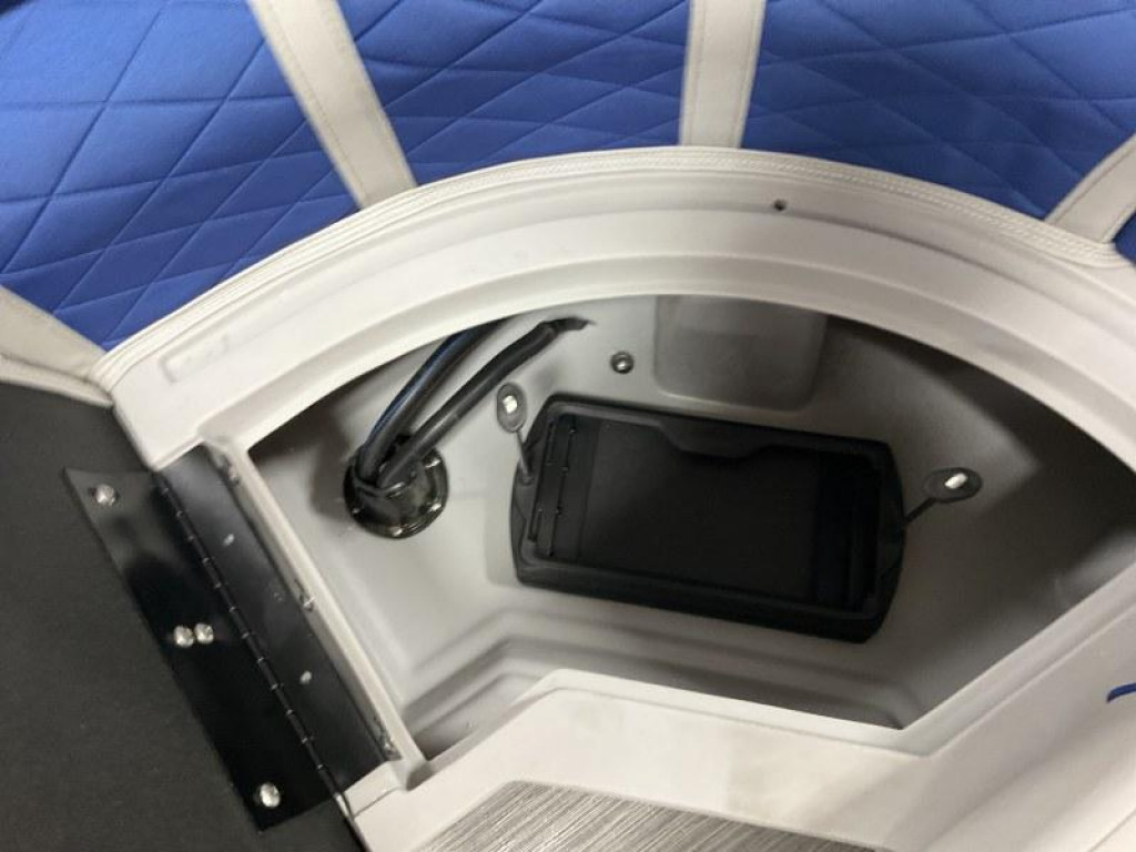 Bennington 24 LSR Tri