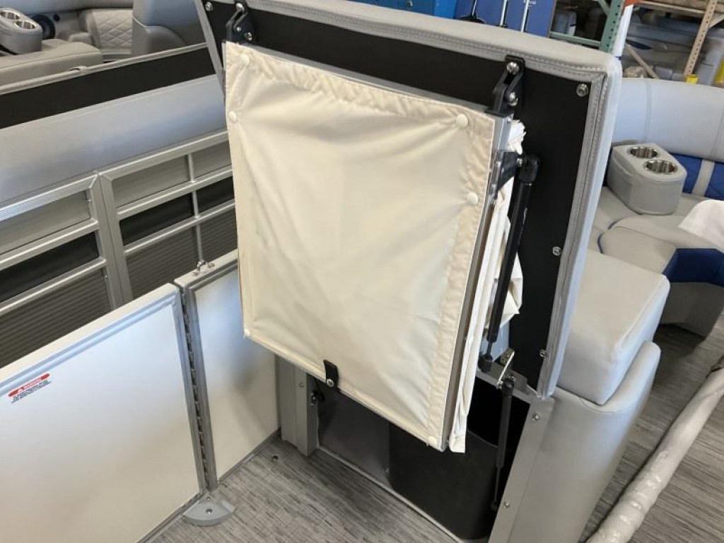 Bennington 24 LSR Tri