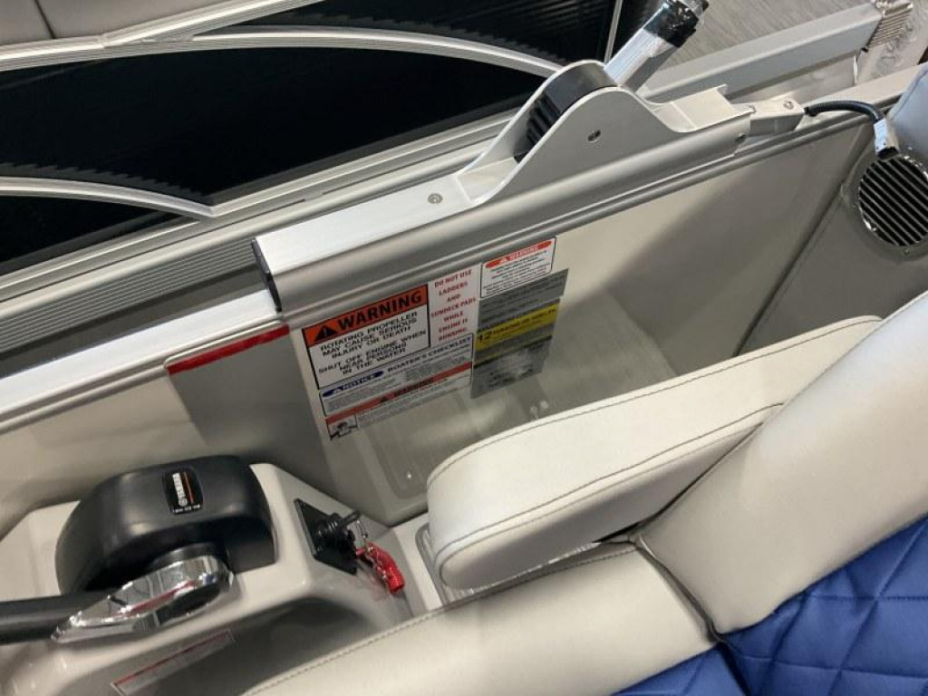 Bennington 24 LSR Tri