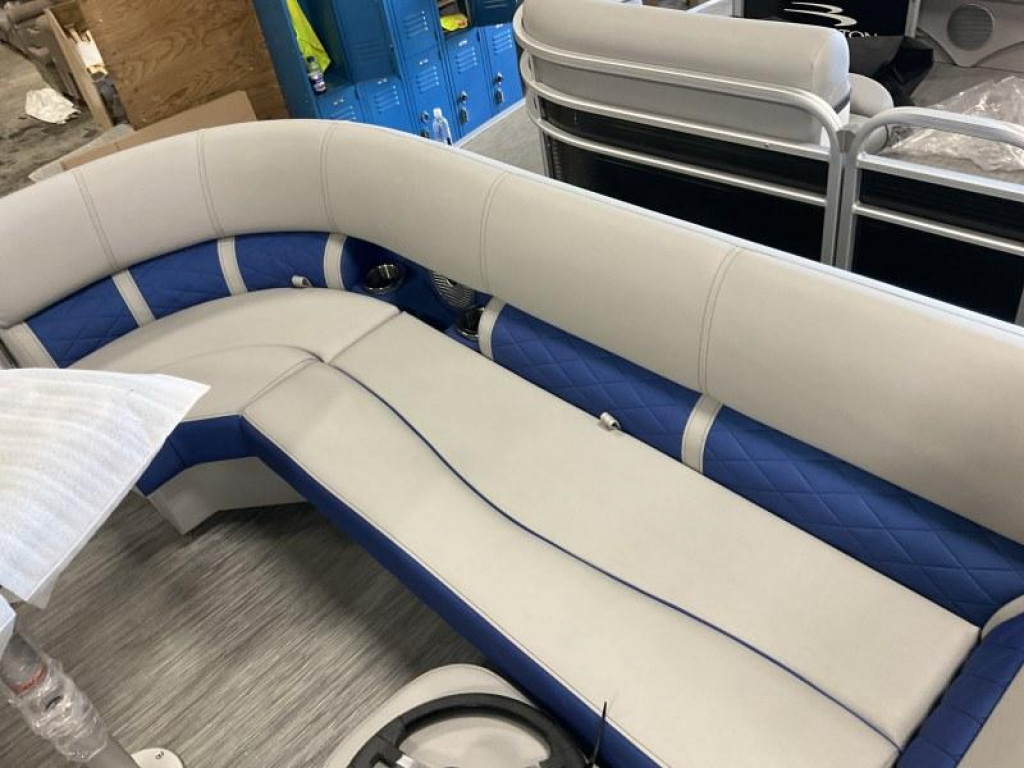 Bennington 24 LSR Tri