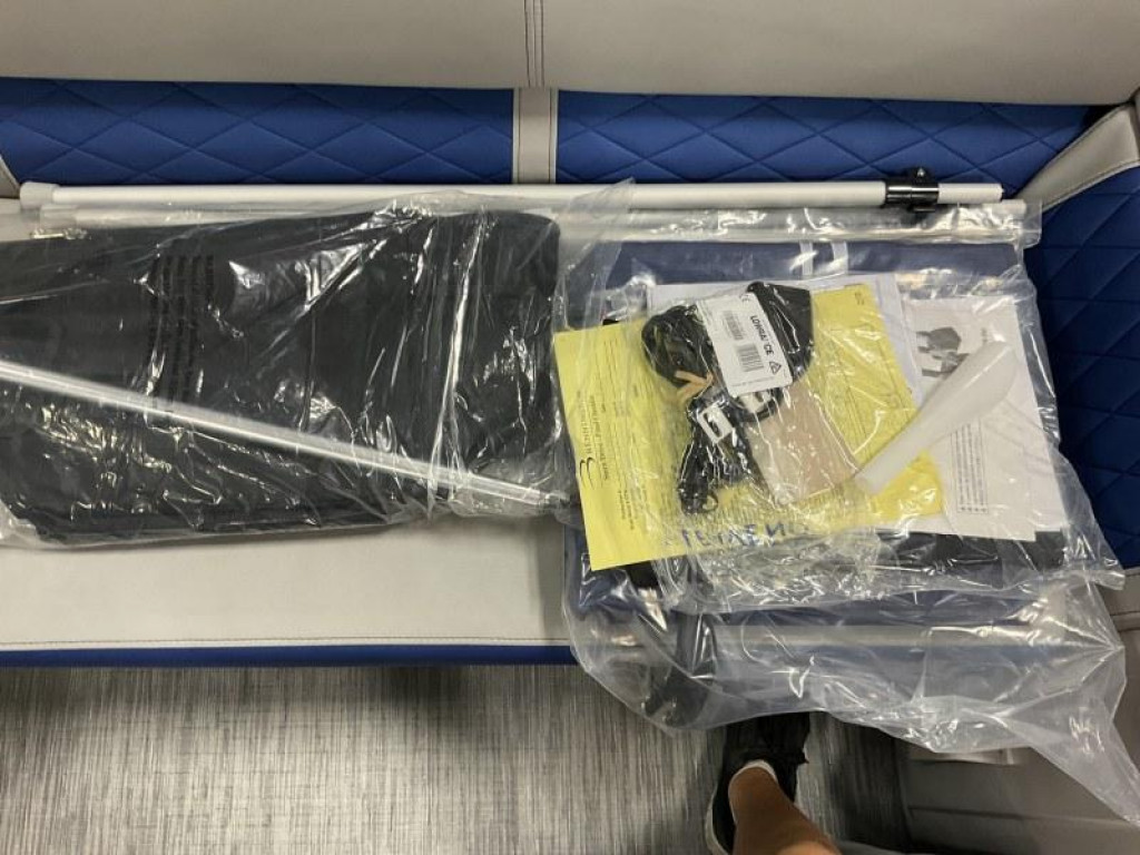 Bennington 24 LSR Tri