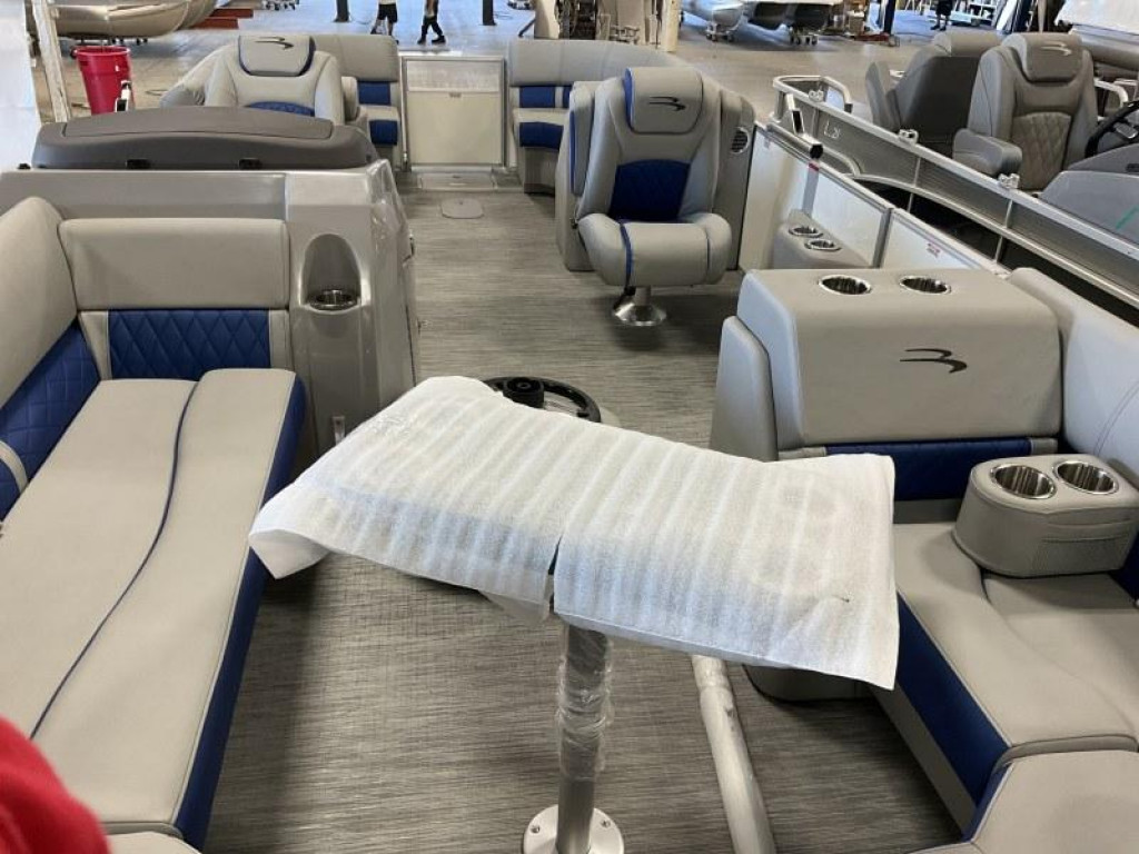 Bennington 24 LSR Tri