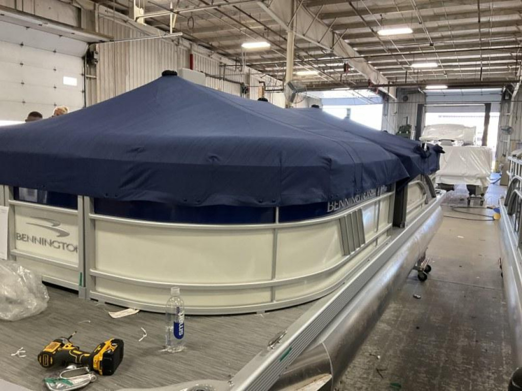 Bennington 24 LSR Tri