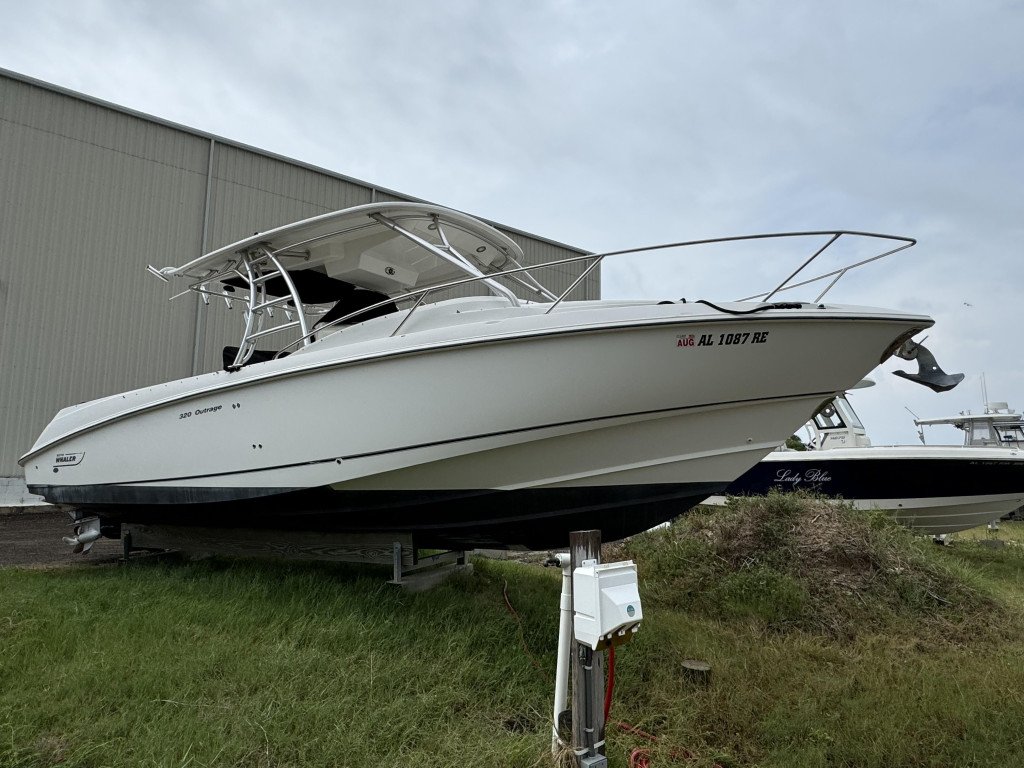 Boston Whaler 320 Outrage Cuddy