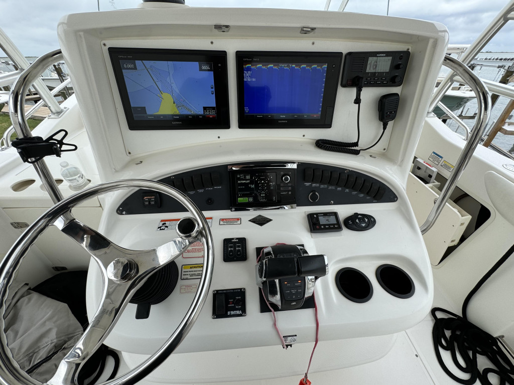 Boston Whaler 320 Outrage Cuddy
