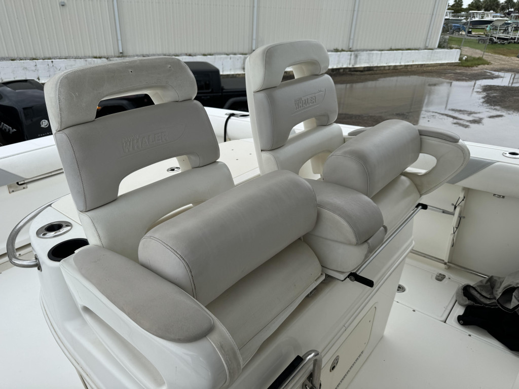 Boston Whaler 320 Outrage Cuddy