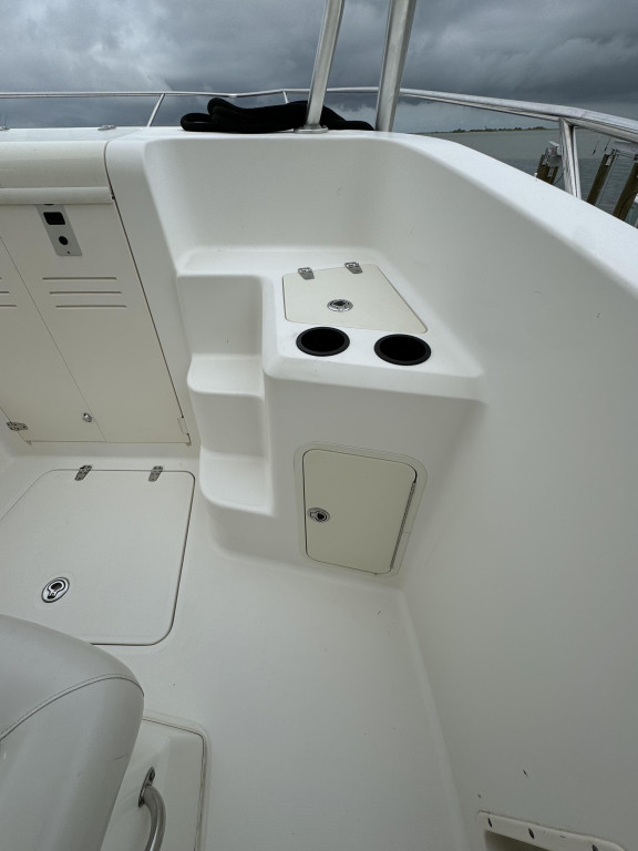 Boston Whaler 320 Outrage Cuddy