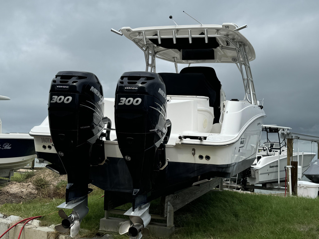Boston Whaler 320 Outrage Cuddy