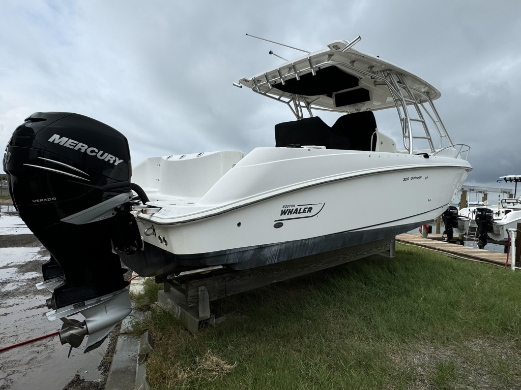 Boston Whaler 320 Outrage Cuddy