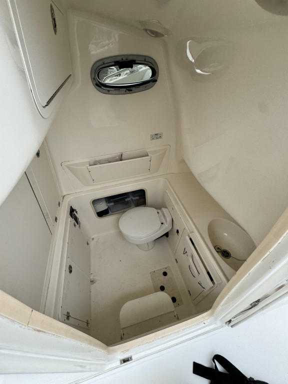 Boston Whaler 320 Outrage Cuddy
