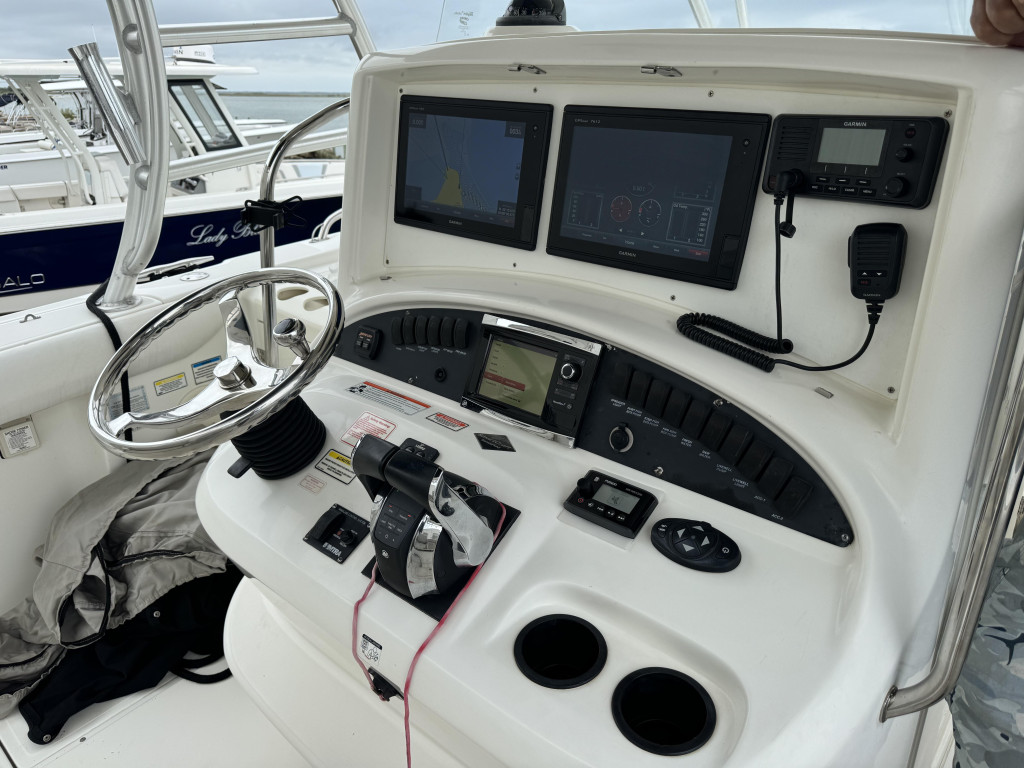 Boston Whaler 320 Outrage Cuddy