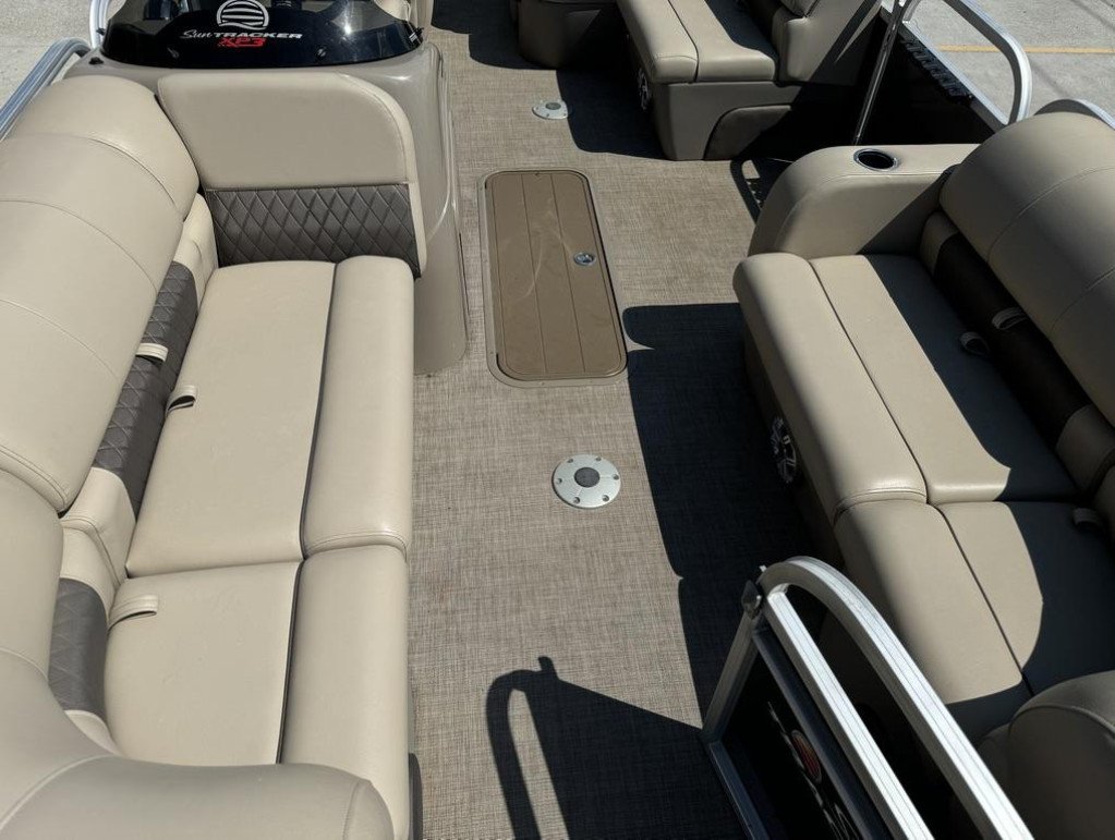 Sun Tracker PARTY BARGE 22 DLX