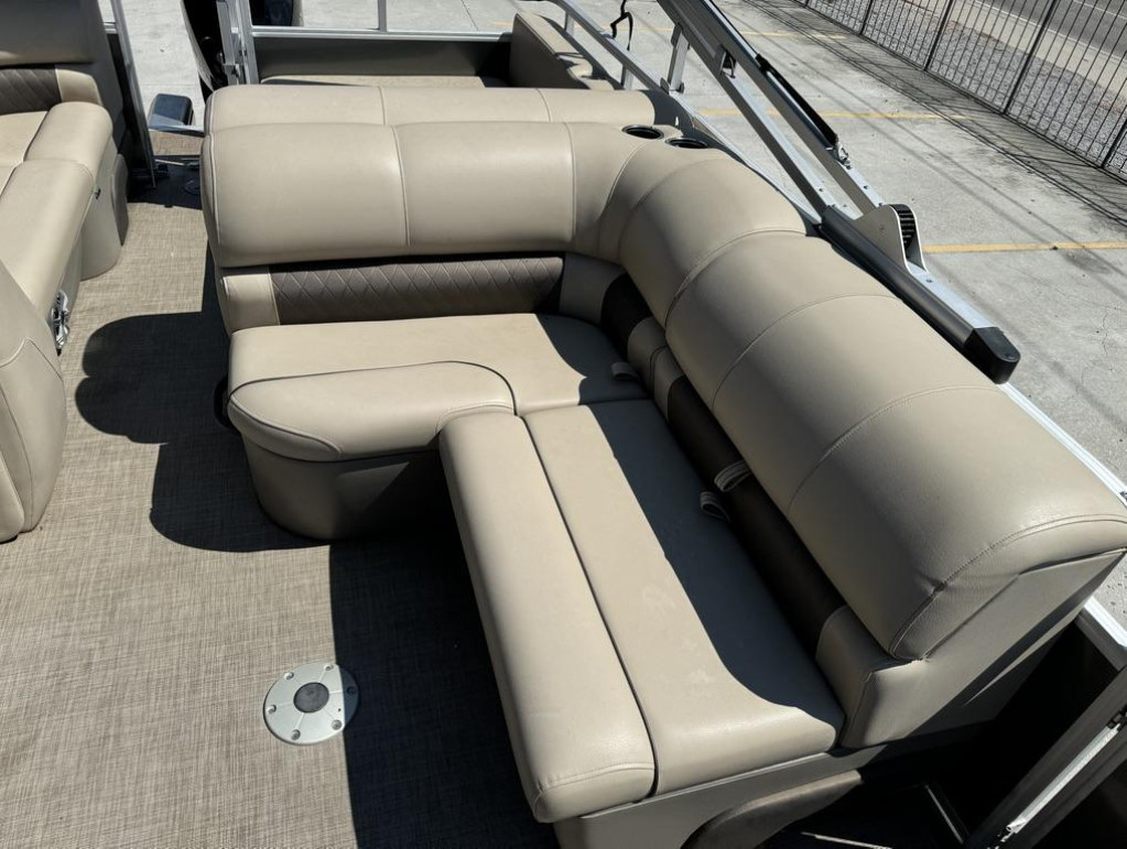 Sun Tracker PARTY BARGE 22 DLX